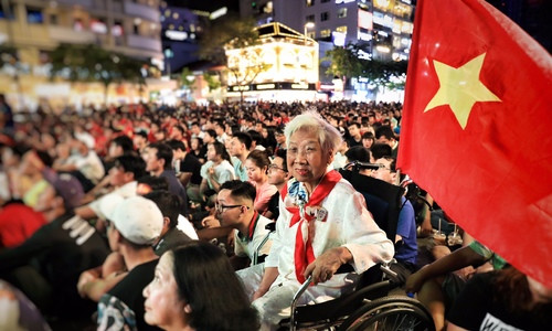 Người hâm mộ mang cờ Việt Nam và Hàn Quốc xuống phố ăn mừng ảnh 7 Cần Thơ