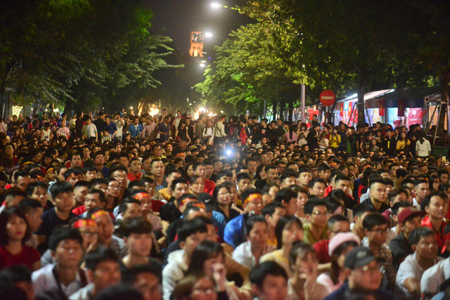 Rất nhiều người đân đã có mặt tại phía trước tượng đài Cảm Tử Hồ Gươm (Hoàn Kiếm, Hà Nội) để cổ vũ cho đội tuyển Việt Nam.