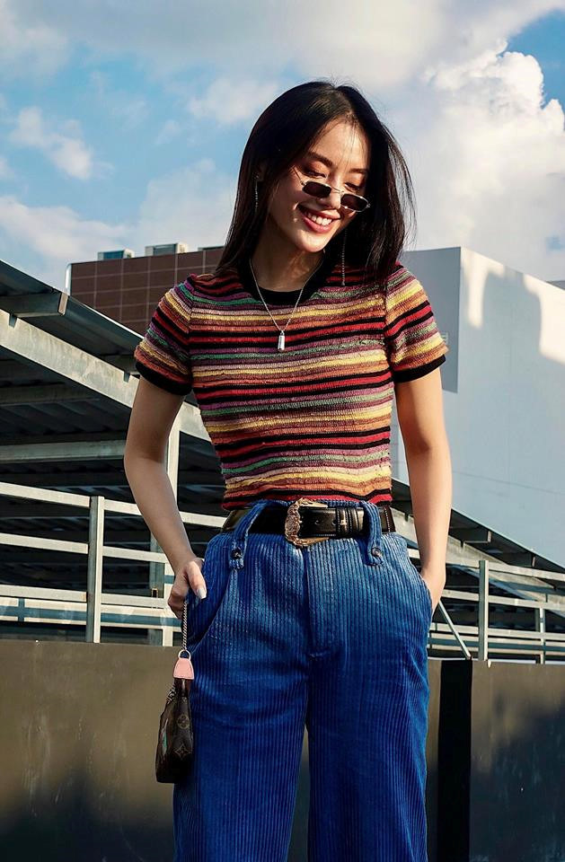 Khánh Linh The Face đơn giản với mẫu áo kẻ ngang màu sắc, phối với quần nhung sọc nhuyễn. Nếu muốn kết hợp hai họa tiết với nhau, phái nữ nên lưu ý khoảng cách giữa những đường kẻ để tránh set đồ trông rối mắt. Kieu trang phuc khong the thieu trong tu do cua gioi tre Viet hinh anh 6