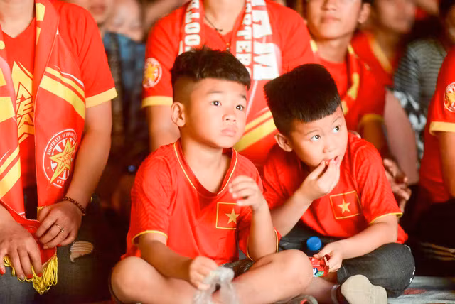 Những ánh mắt chăm chú hướng lên màn hình theo dõi đội tuyển Việt Nam thi đấu.