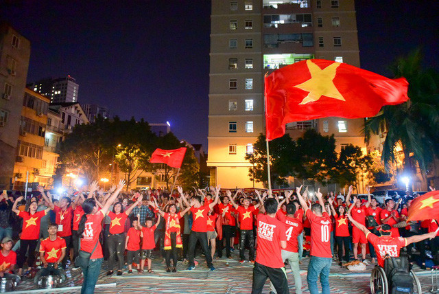 Văn Hậu giữ bóng cực kỳ quyết tâm sát đường biên bên cánh trái trước khi bấm bóng dài thẳng vào vòng cấm. Anh Đức vượt qua Alvaro Silva và không do dự đánh đầu ngay đưa bóng vọt qua thủ môn Falkesgaard đi vào lưới Việt Nam dẫn trước 1-0.