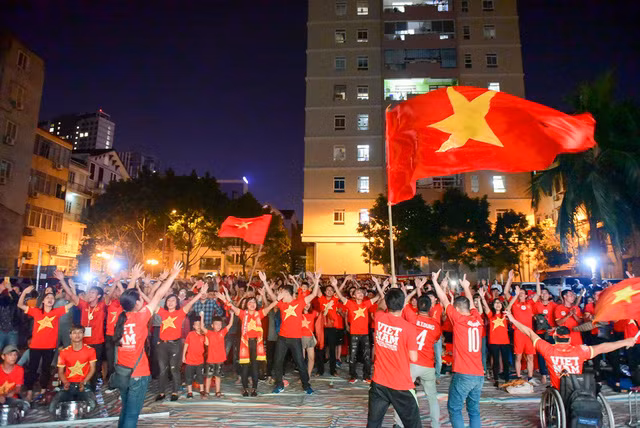 Văn Hậu giữ bóng cực kỳ quyết tâm sát đường biên bên cánh trái trước khi bấm bóng dài thẳng vào vòng cấm. Anh Đức vượt qua Alvaro Silva và không do dự đánh đầu ngay đưa bóng vọt qua thủ môn Falkesgaard đi vào lưới Việt Nam dẫn trước 1-0.