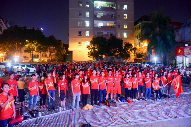 Có mặt từ rất sớm hàng trăm cổ động viên đã có mặt tại số 36 Hoàng Ngân (Hà Nội) để cổ vũ tiếp lửa cho đội tuyển Việt Nam.