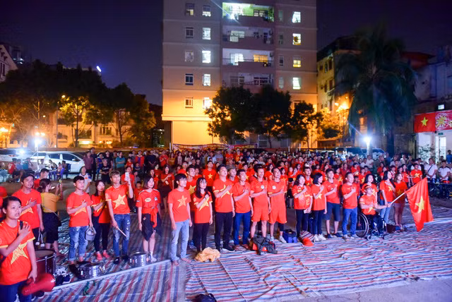 Có mặt từ rất sớm hàng trăm cổ động viên đã có mặt tại số 36 Hoàng Ngân (Hà Nội) để cổ vũ tiếp lửa cho đội tuyển Việt Nam.