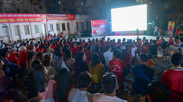  Với khoảng trống ngoài trời sức chứa lên tới 2000 người với màn hình LED khoảng gần 30m2, cùng dàn âm thanh cực khủng để các động viên “cháy” mình để cổ vũ cho đội tuyển VIệt Nam. 