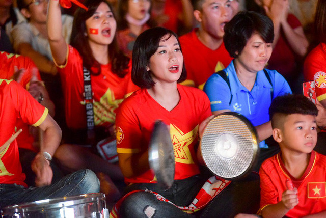 Một cổ động viên tạo tiếng động miệng hô vang Việt Nam vô địch.