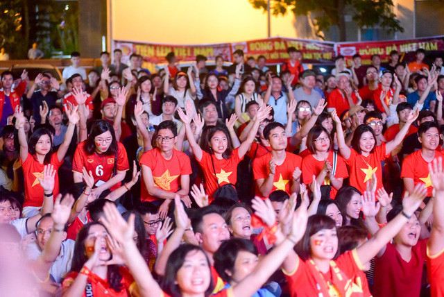 Những cánh tay cổ vũ cho đội tuyển Việt nam.