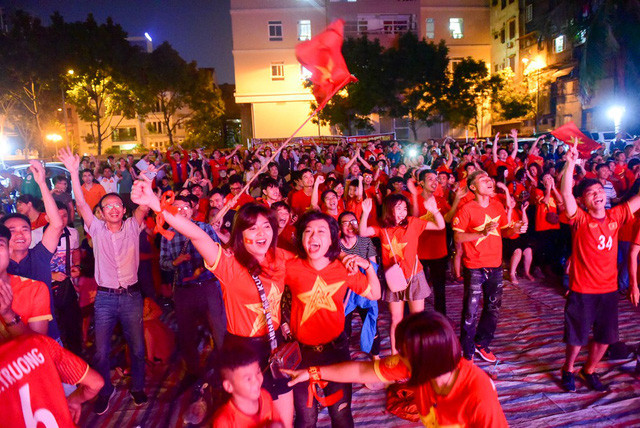 Trọng Hoàng có một cú bấm bóng qua hàng thủ chủ nhà và Văn Đức đã phá bẫy việt vị trước khi xỏ háng thủ môn, Việt Nam dẫn trước 2-1.