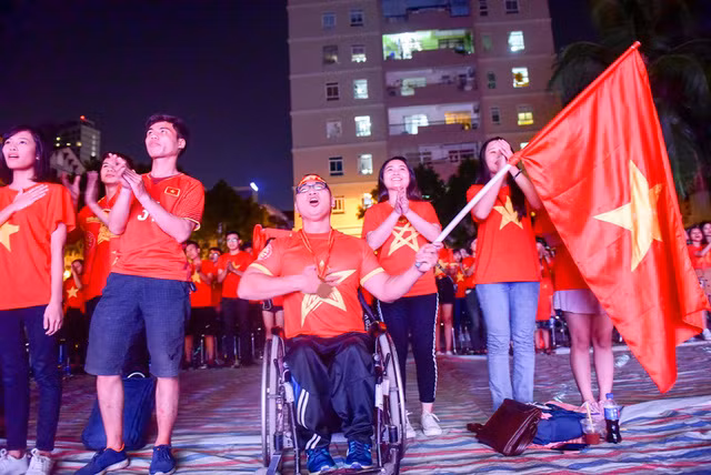  Anh Đạt một vận động viên khuyết tật cũng đã có mặt để cổ vũ cho đội nhà, anh chia sẻ: “ Tôi đã đến đây từ rất sớm, chuẩn bị tinh thần để cổ vũ cho đội tuyển Việt Nam. Đội tuyển Việt Nam đã thi đấu tốt và dẫn 2 bàn thắng trước Philippines. Tôi hy vọng đội tuyển duy trì tốt phong độ này đến trận đấu cuối cùng”. 