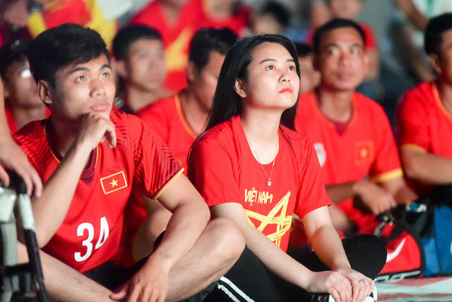 Cổ động viên Việt Nam phấn khích với chiến thắng của đội nhà ảnh 7