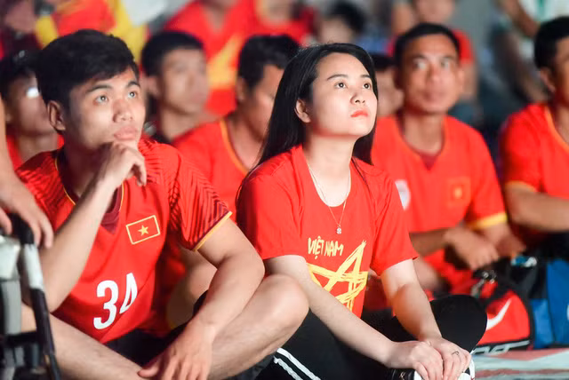 Cổ động viên Việt Nam phấn khích với chiến thắng của đội nhà ảnh 7
