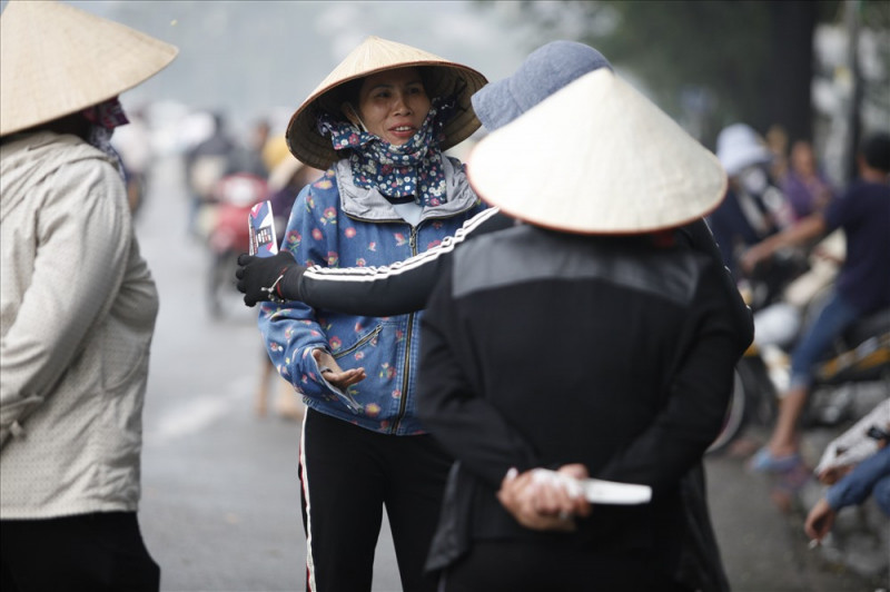 Phe vé sẵn sàng thu mua từ người hâm mộ với giá cực cao. Ảnh Lao Động phe-ve