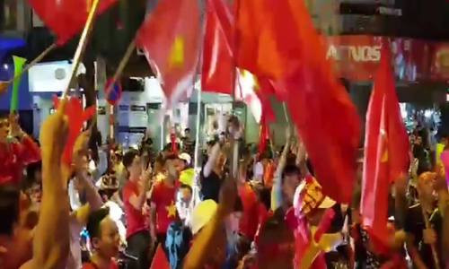 Người hâm mộ mang cờ Việt Nam và Hàn Quốc xuống phố ăn mừng ảnh 5 Không khí sôi động ở ngã tư Hàng Bài - Hai Bà Trưng