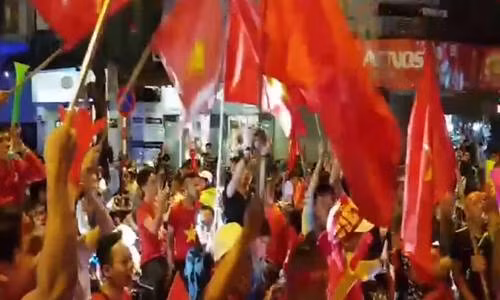 Không khí sôi động ở ngã tư Hàng Bài - Hai Bà Trưng