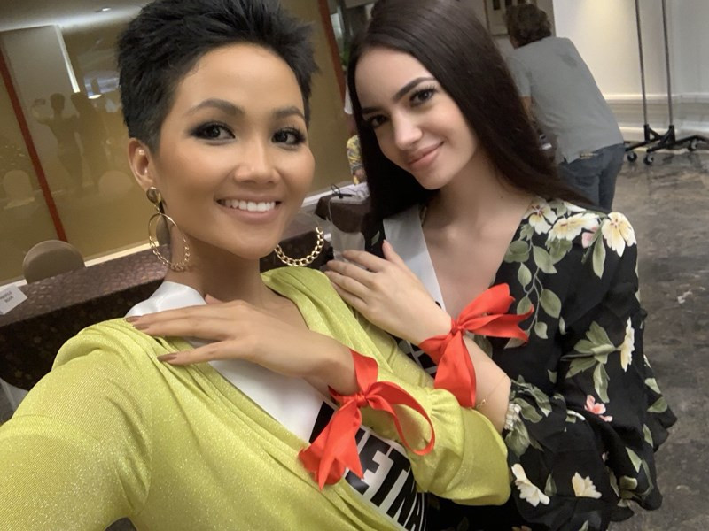 Bí mật dải băng đỏ thường xuyên xuất hiện cùng Hoa hậu H’Hen Niê hình ảnh 1 bi mat dai bang do thuong xuyen xuat hien cung hoa hau h’hen nie hinh anh 1