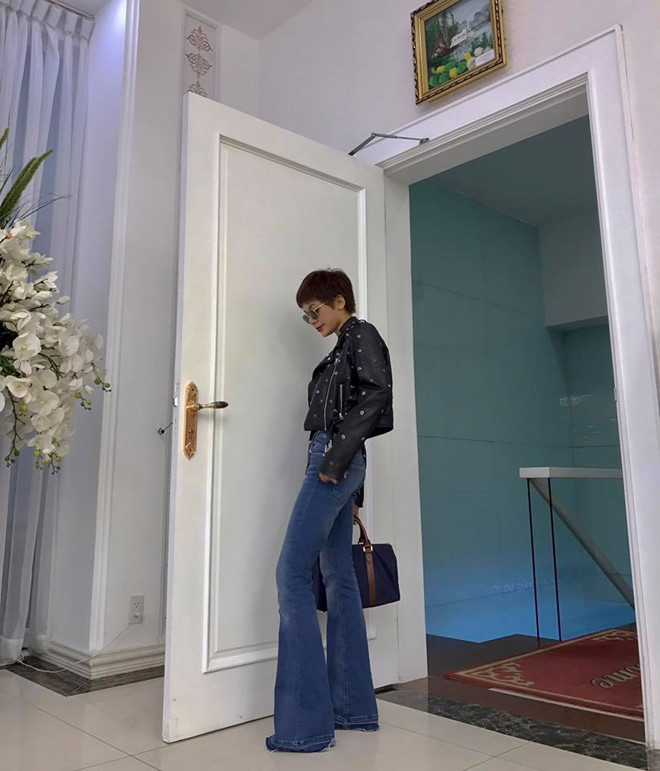 Áo đen cổ điển vẫn là gam màu được ưa chuộng nhất. Ngoài ra bạn cũng có thể chọn áo khoác da màu đỏ rượu vang hoặc nâu chocolate, phù hợp với trang phục xanh hoặc trắng. Kieu trang phuc khong the thieu trong tu do cua gioi tre Viet hinh anh 4