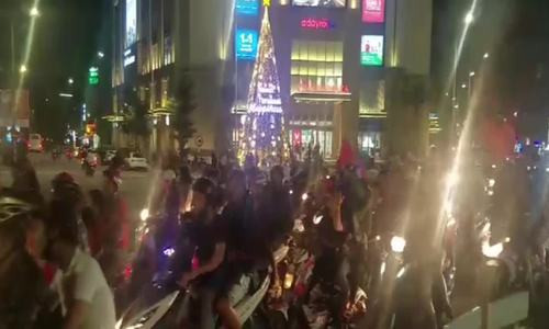 Người hâm mộ mang cờ Việt Nam và Hàn Quốc xuống phố ăn mừng ảnh 4 CĐV Huế hát hò, đổ ra đường ăn mừng