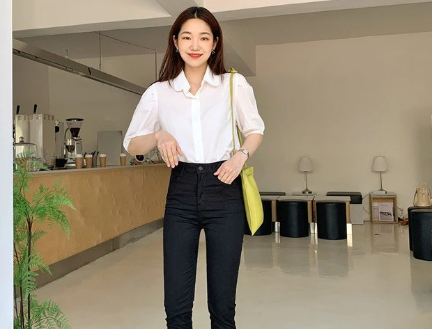 Áo sơ mi + quần jeans... món thời trang đúng chất công sở.