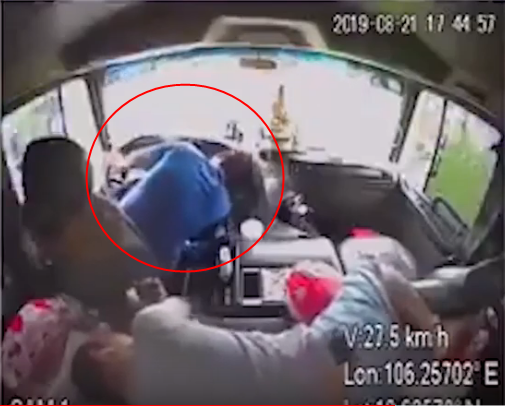 Tài xế xe tải đột quỵ ngay trong buồng lái. (Ảnh cắt từ clip).