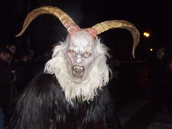 Bí ẩn con quỷ Giáng sinh Krampus - phiên bản độc ác của ông già Noel ảnh 8 Bí ẩn con quỷ Giáng sinh Krampus - phiên bản độc ác của ông già Noel ảnh 8