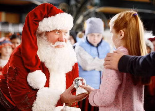 Ông già Noel phát quà cho các em nhỏ.&nbsp;Ảnh: Getty Images