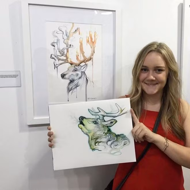 Cô gái vẽ tranh màu nước đẹp đến từng chi tiết