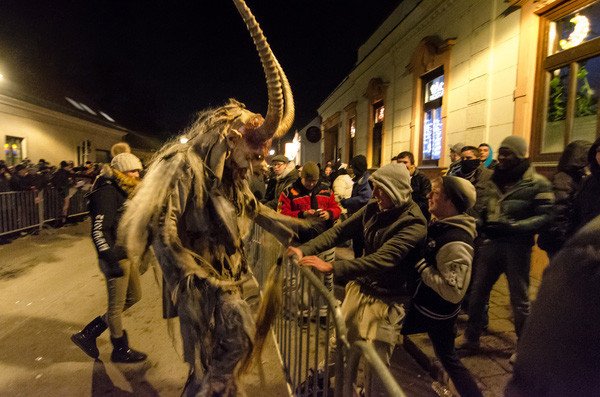 Bí ẩn con quỷ Giáng sinh Krampus - phiên bản độc ác của ông già Noel ảnh 5 Bí ẩn con quỷ Giáng sinh Krampus - phiên bản độc ác của ông già Noel ảnh 5