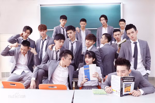 Phát hờn với bộ ảnh kỷ yếu toàn trai đẹp của &amp;quot;lớp người ta&amp;quot; - Ảnh 2.