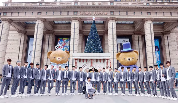 Phát hờn với bộ ảnh kỷ yếu toàn trai đẹp của &amp;quot;lớp người ta&amp;quot; - Ảnh 1.