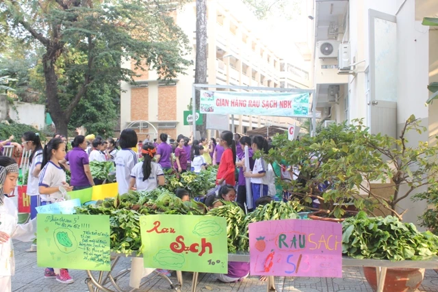 Toàn cảnh Phiên chợ rau đông vui