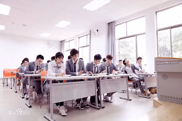 Phát hờn với bộ ảnh kỷ yếu toàn trai đẹp của &amp;quot;lớp người ta&amp;quot; - Ảnh 3.