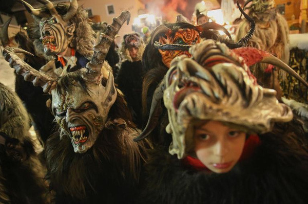 Bí ẩn con quỷ Giáng sinh Krampus - phiên bản độc ác của ông già Noel ảnh 7 Bí ẩn con quỷ Giáng sinh Krampus - phiên bản độc ác của ông già Noel ảnh 7