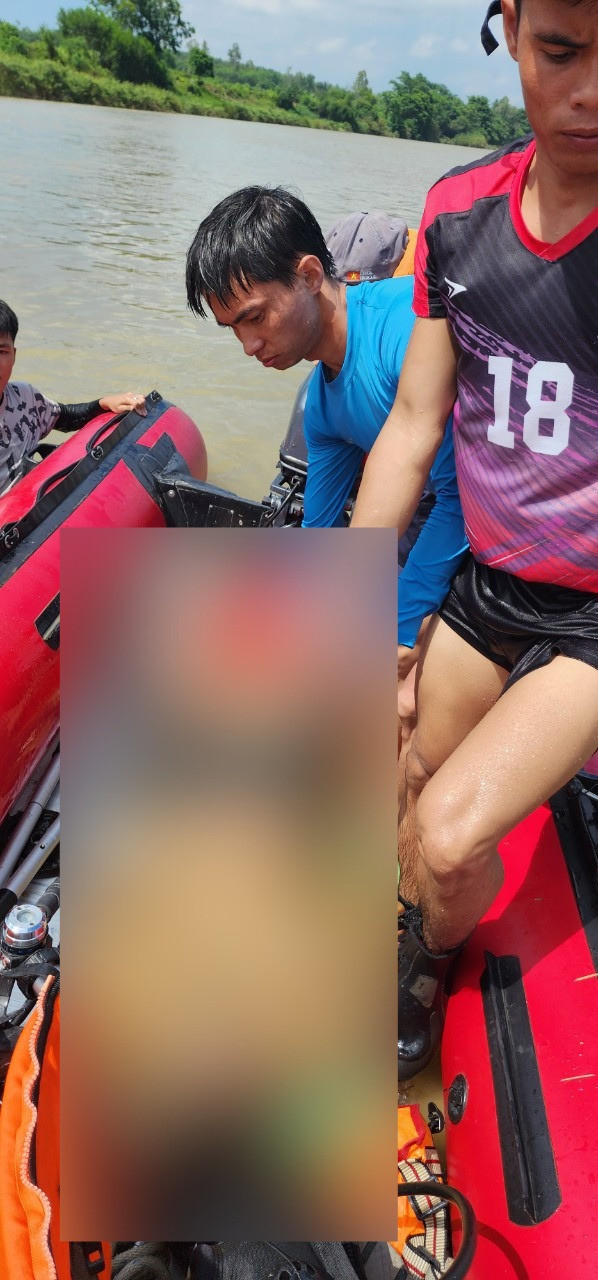 Lực lượng chức năng tìm thấy thi thể của anh T. (Ảnh Cảnh sát PCCC và CNCH Quảng Ngãi)