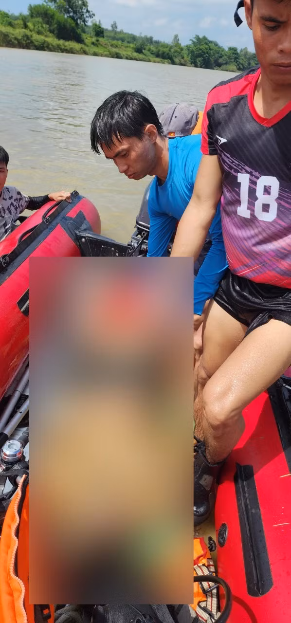 Lực lượng chức năng tìm thấy thi thể của anh T. (Ảnh Cảnh sát PCCC và CNCH Quảng Ngãi)