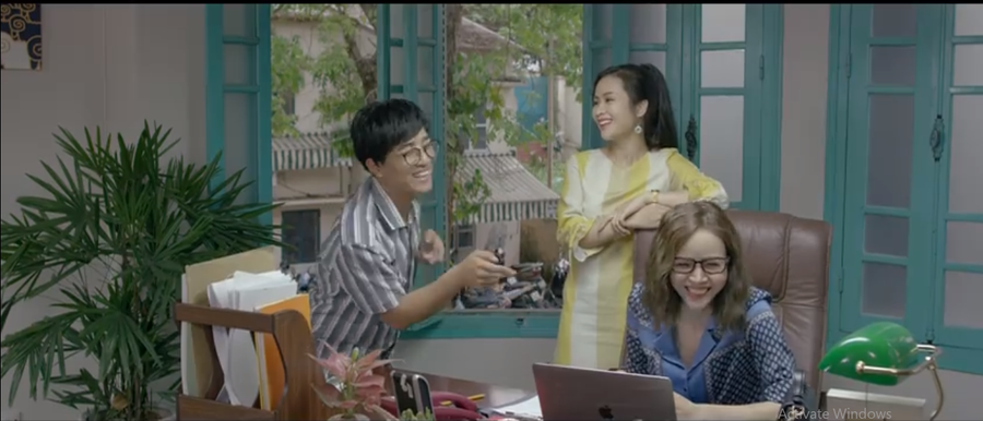 Phòng Nguyệt cười vui vẻ khi tính kế kéo Chi về phía mình. Phòng Nguyệt cười vui vẻ khi tính kế kéo Chi về phía mình.