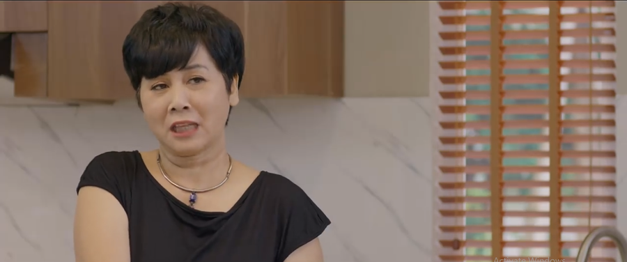 "Những nhân viên gương mẫu" tập 4: Bà Phượng tranh thủ cảm thán về thành tích sinh con trai của mình. "Những nhân viên gương mẫu" tập 4: Bà Phượng tranh thủ cảm thán về thành tích sinh con trai của mình.