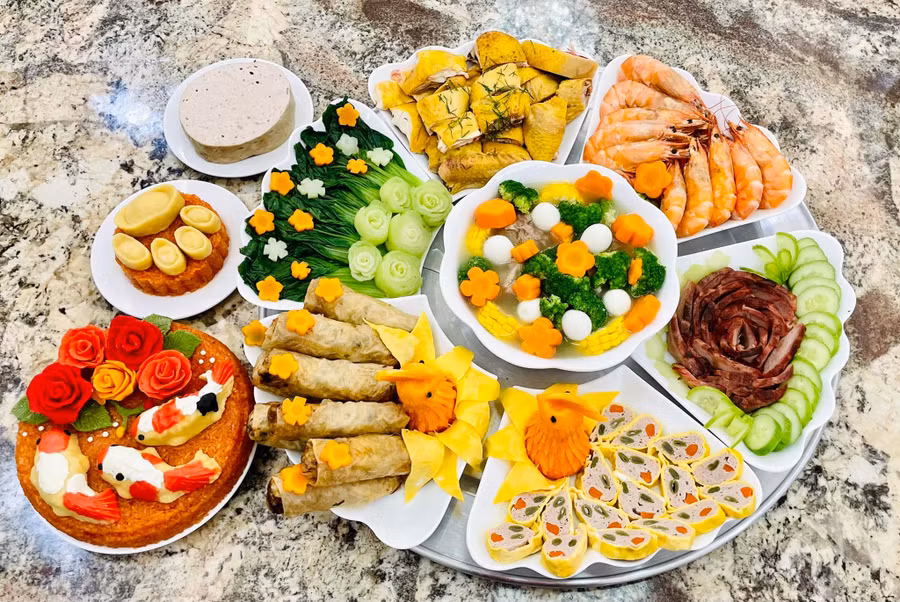 Gà luộc, nem thịt, chả phượng, lườn ngỗng nướng nồi chiên không dầu, rau cải chíp luộc, canh rau củ thập cẩm, xôi gấc hoa đậu, giò lụa. Gà luộc, nem thịt, chả phượng, lườn ngỗng nướng nồi chiên không dầu, rau cải chíp luộc, canh rau củ thập cẩm, xôi gấc hoa đậu, giò lụa.