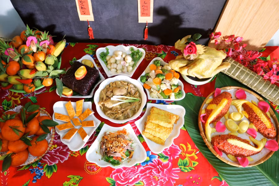 Gà ngậm hoa, nem hải sản sốt mayonmaise, chả quế hà thành, bóng xào thập cẩm, canh măng truyền thống, bánh chưng nếp cẩm, dưa hành muối, nộm long vĩ, xôi cá chép nén vàng, bánh bao cam. Gà ngậm hoa, nem hải sản sốt mayonmaise, chả quế hà thành, bóng xào thập cẩm, canh măng truyền thống, bánh chưng nếp cẩm, dưa hành muối, nộm long vĩ, xôi cá chép nén vàng, bánh bao cam.