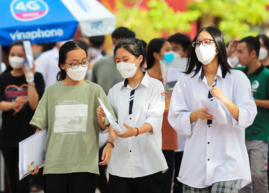 Thí sinh TP Vinh sau khi hoàn thành bài thi môn Ngoại ngữ. Ảnh: Hồ Lài.