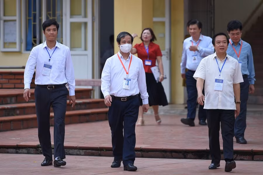 Bộ trường Nguyễn Kim Sơn kiểm tra công tác tổ chức thi điểm thi Trường THPT Hoa Lư A (huyện Hoa Lư, Ninh Bình).