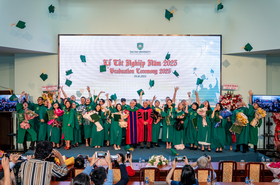 Các tân cử nhân, bác sĩ trong ngày vui tốt nghiệp. Các tân cử nhân, bác sĩ trong ngày vui tốt nghiệp.