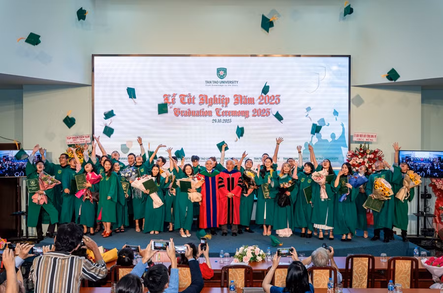 Các tân cử nhân, bác sĩ trong ngày vui tốt nghiệp.