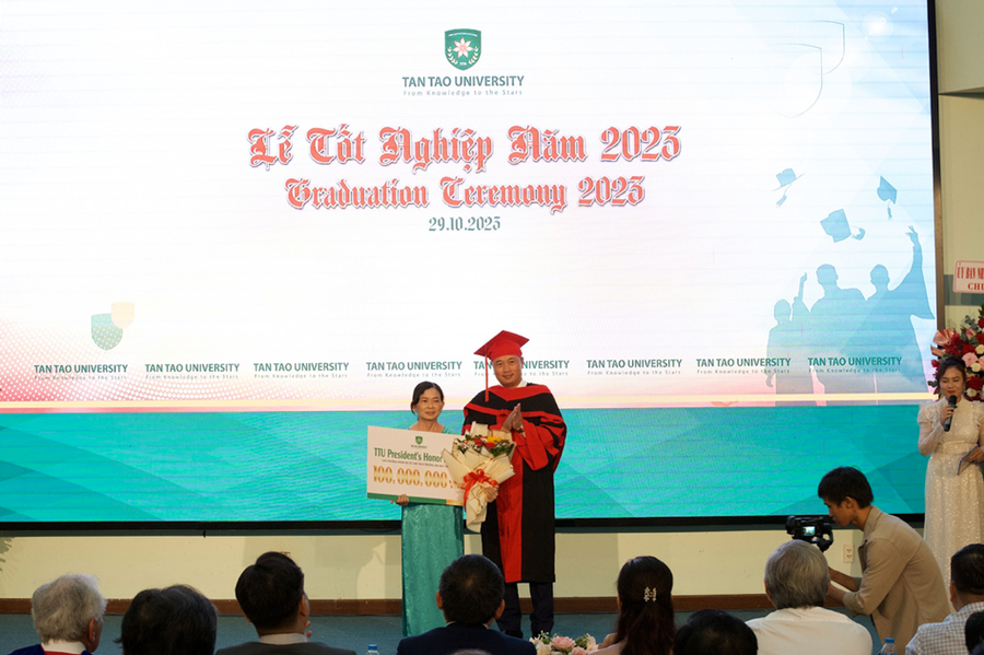 Mẹ của Tân Cử nhân Vương Thảo Nguyên (đang thực tập ở Phần Lan) thay bạn nhận thay giải thưởng President's Honor (giải thưởng danh dự của Chủ tịch trường Đại học Tân Tạo). Mẹ của Tân Cử nhân Vương Thảo Nguyên (đang thực tập ở Phần Lan) thay bạn nhận thay giải thưởng President's Honor (giải thưởng danh dự của Chủ tịch trường Đại học Tân Tạo).