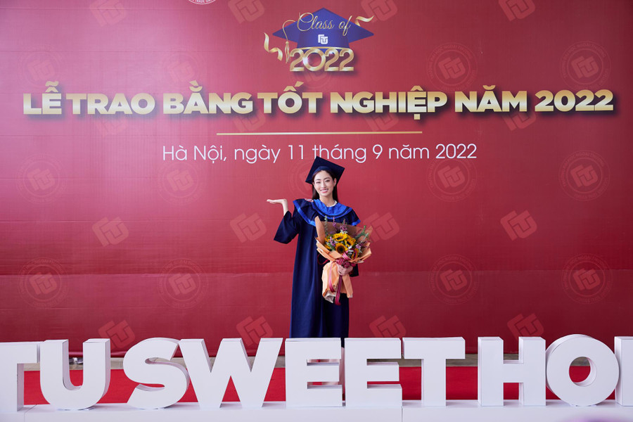 Lương Thùy Linh nhận bằng tốt nghiệp Trường Đại học Ngoại Thương