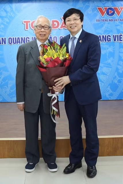 Nhà báo Hồ Quang Lợi và nhà báo Phan Quang.