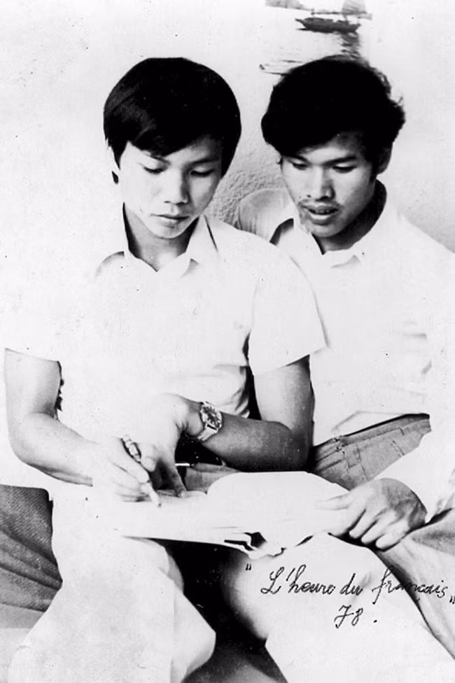 Nhà báo Hồ Quang Lợi (bên trái) lúc là sinh viên Đại học Tổng hợp Bucharest (Rumani).