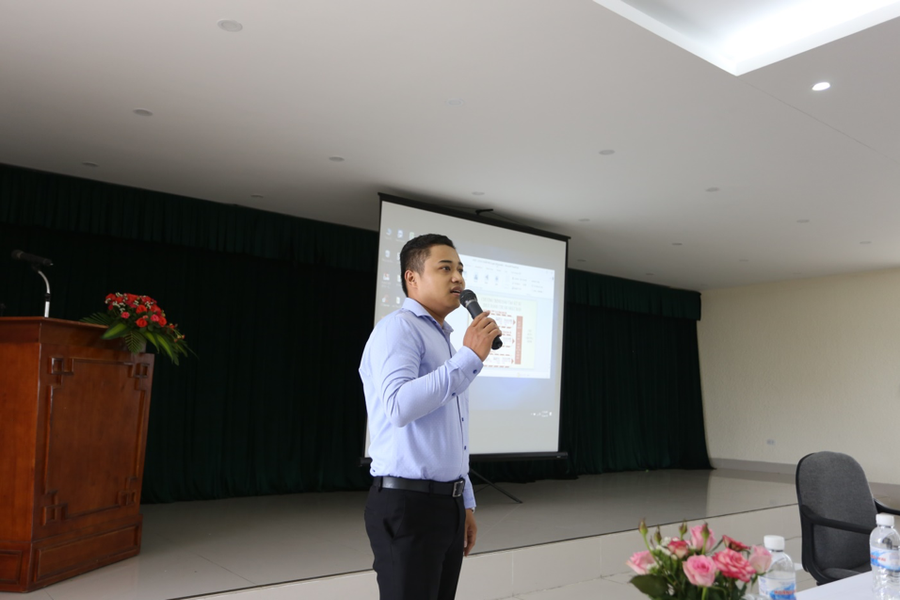 Ông Nguyễn Thành Hưng- Nhân viên Công ty ITM trả lời câu hỏi của các em học sinh trường THPT Lam Hồng. Ông Nguyễn Thành Hưng- Nhân viên Công ty ITM trả lời câu hỏi của các em học sinh trường THPT Lam Hồng.