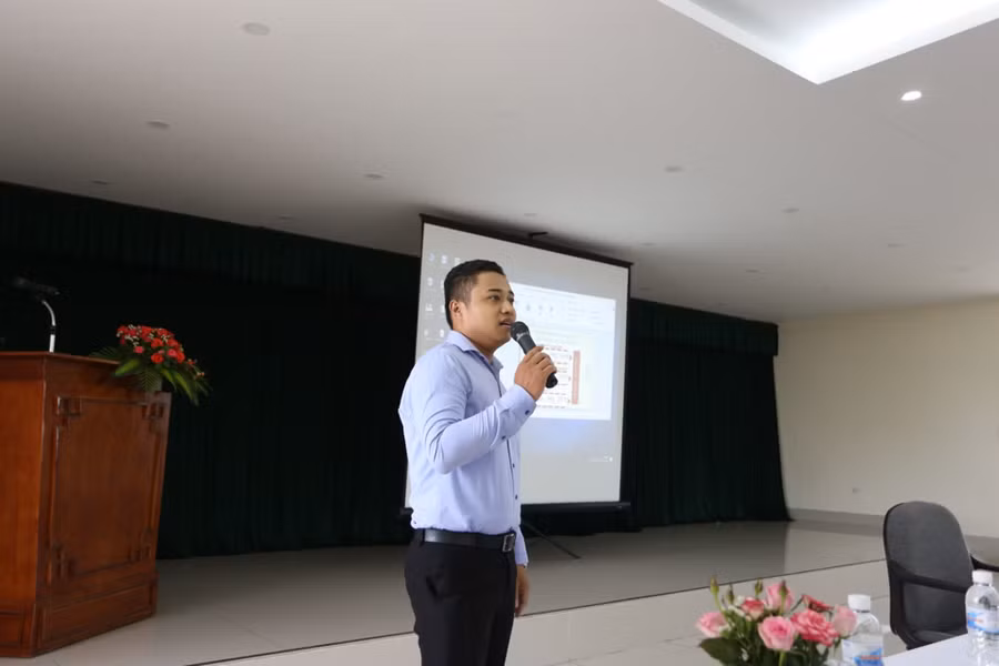 Ông Nguyễn Thành Hưng- Nhân viên Công ty ITM trả lời câu hỏi của các em học sinh trường THPT Lam Hồng.