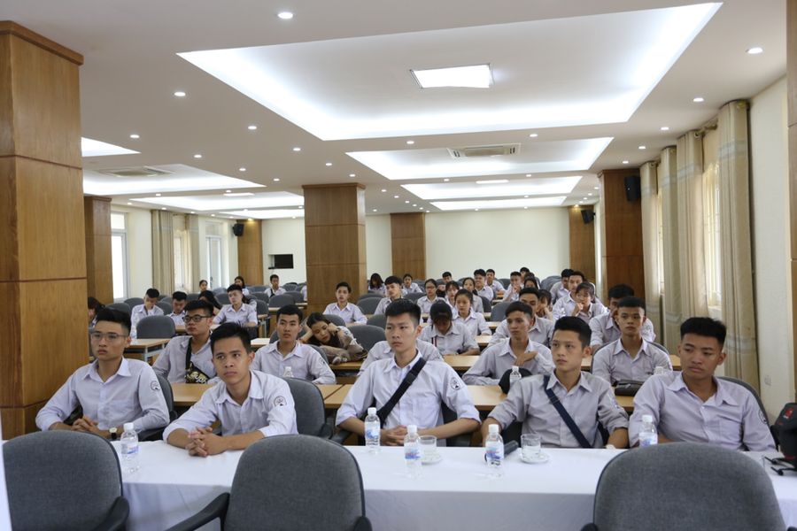 Các bạn học sinh trường THPT Lam Hồng tham gia chuyến đi thực tế. Các bạn học sinh trường THPT Lam Hồng tham gia chuyến đi thực tế.