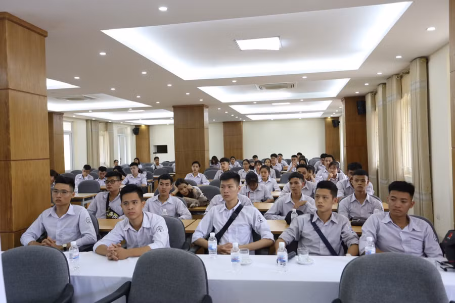 Các bạn học sinh trường THPT Lam Hồng tham gia chuyến đi thực tế.